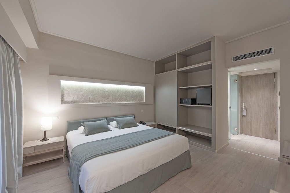 Standard Triple room with balcony and with mountain view Hotel King Saron Club Marmara