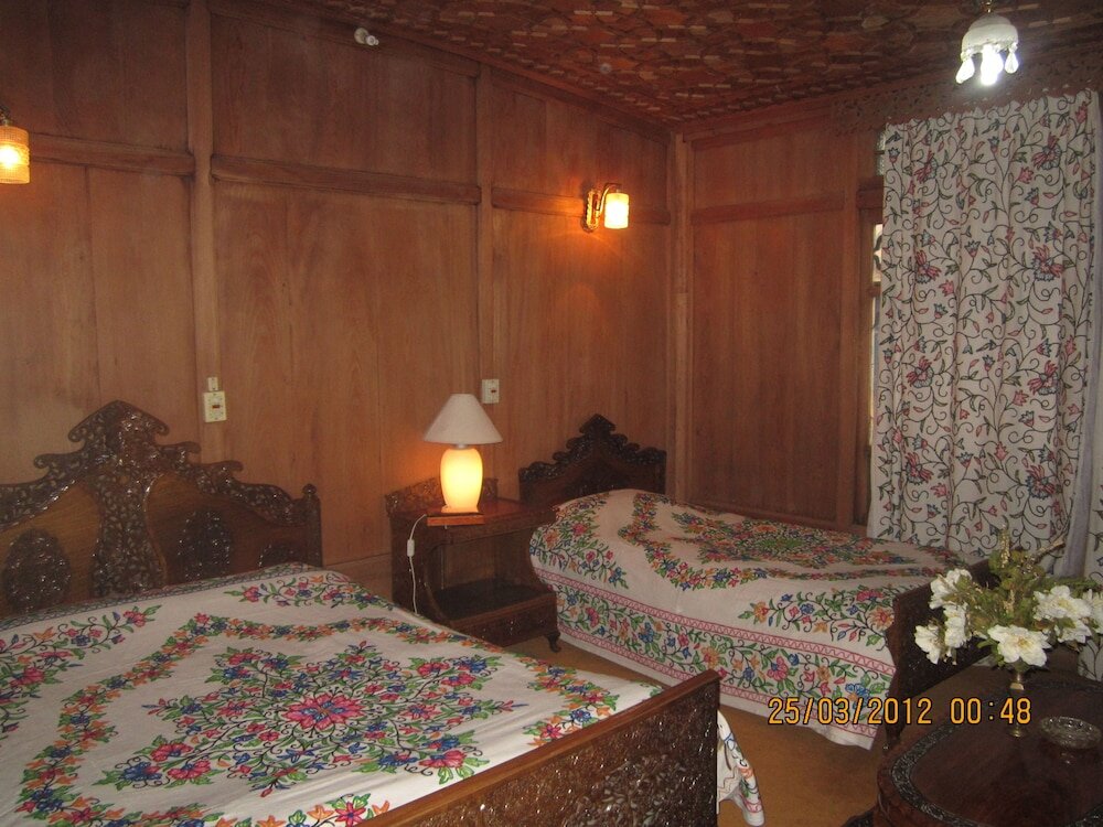 Deluxe room with balcony Wangnoo Houseboats