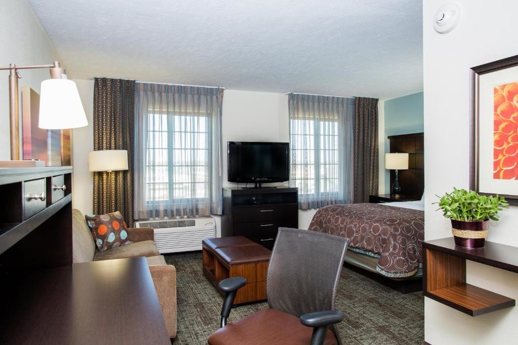 Double Suite Staybridge Suites Lincoln North East, an IHG Hotel
