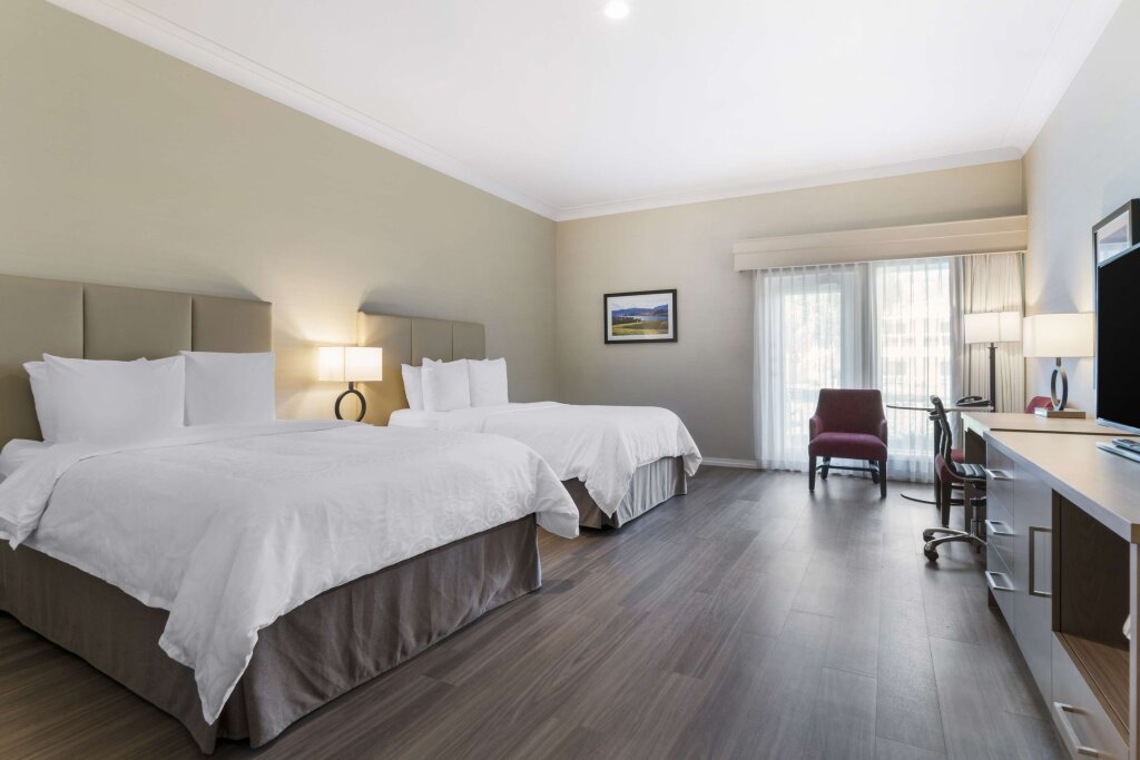 Четырёхместный номер Standard Best Western Plus Kelowna Hotel & Suites
