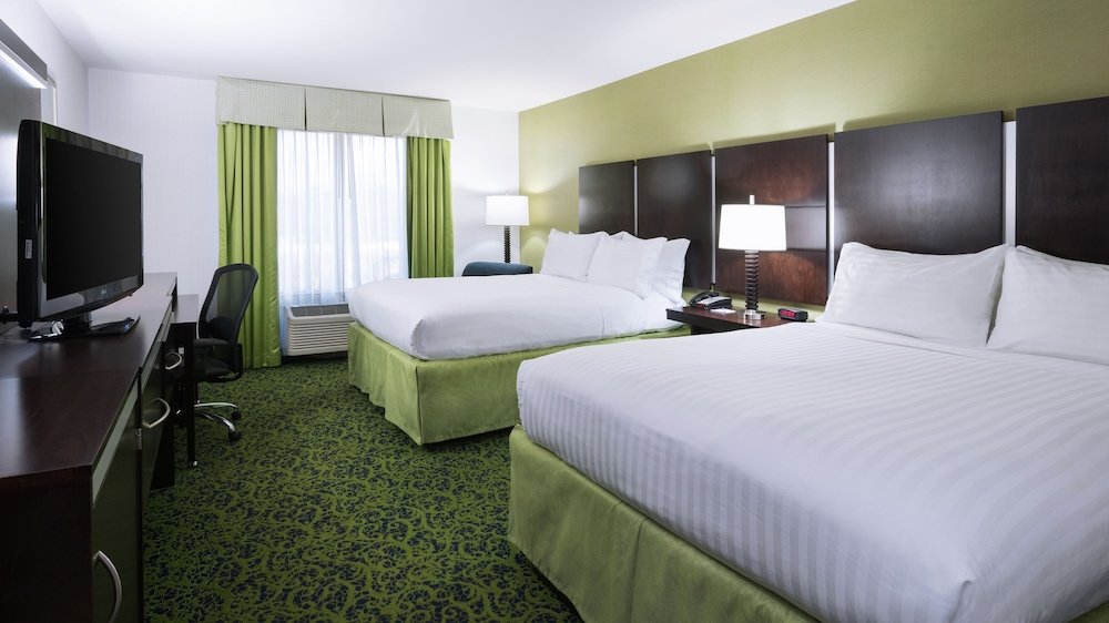 Четырёхместный номер Standard Holiday Inn Express and Suites Stroudsburg-Poconos, an IHG Hotel