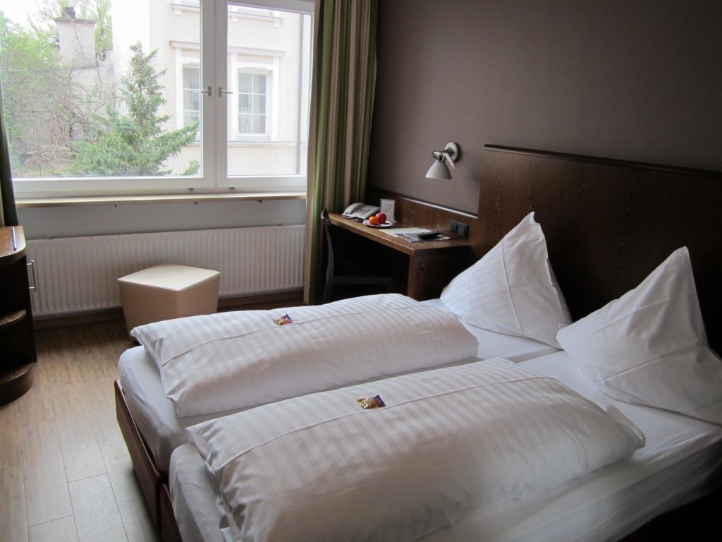Кровать в общем номере Westend Hotel