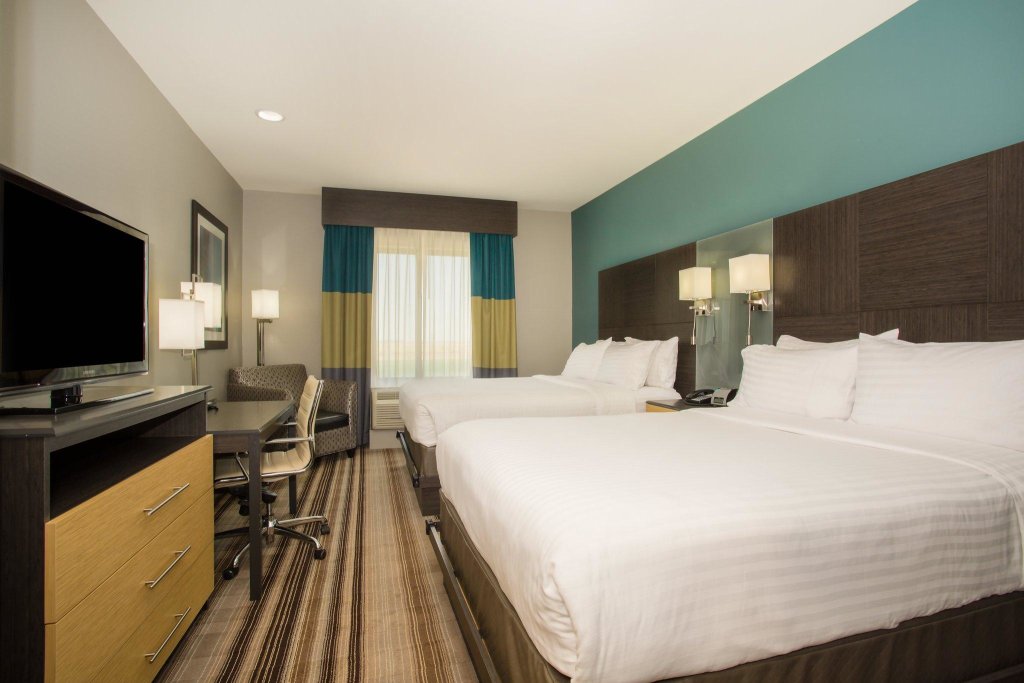 Четырёхместный номер Standard Holiday Inn Express & Suites Amarillo West, an IHG Hotel