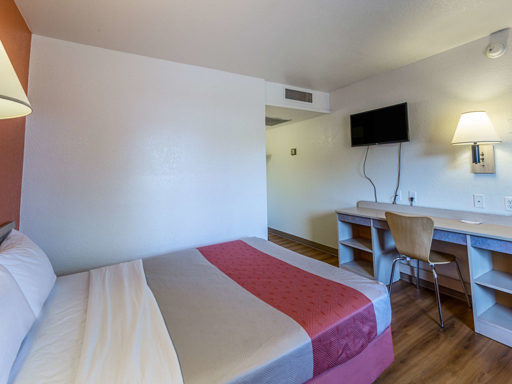 Standard Double room Motel 6-Yreka, CA