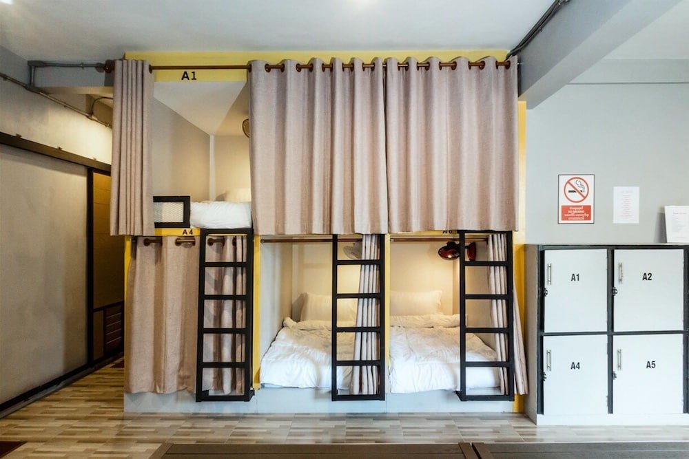 Cama en dormitorio compartido con balcón Full Moon' House - Hostel