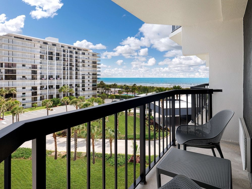 Camera quadrupla Standard con balcone e con parziale vista sull'oceano Hilton Garden Inn Cocoa Beach Oceanfront