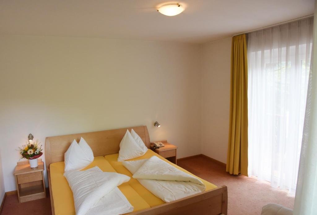 Standard Doppel Zimmer mit Balkon Hotel Pension Schweitzer