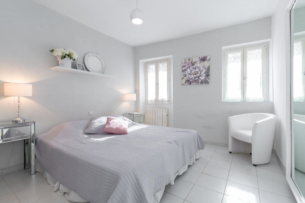 Apartamento A lovely split level townhouse in the heart of Cannes next to the Marche Forville and the Palais 1749