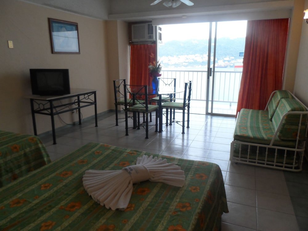 Четырёхместный семейный номер Standard с балконом Hotel las torres gemelas acapulco