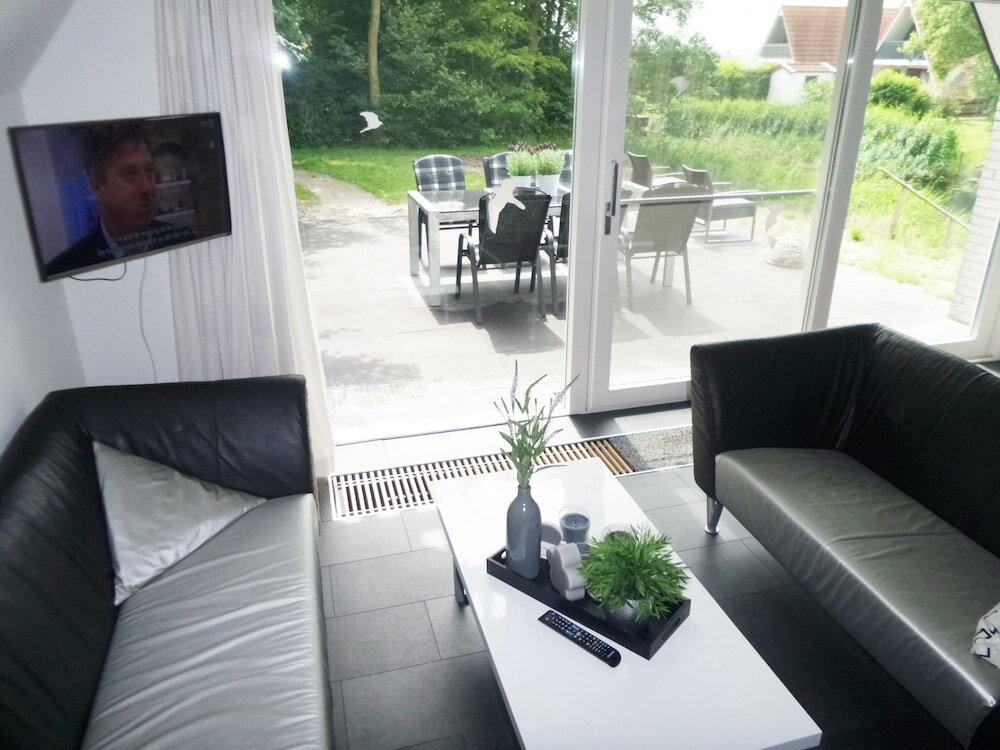Bungalow Sonnenhaus 6 pers house with sunny terrace at a typical dutch canal &