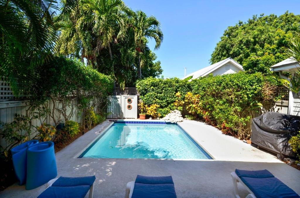 Cottage Tropical Dreaming by Avantstay 4 Blks to Beach! Private Pool