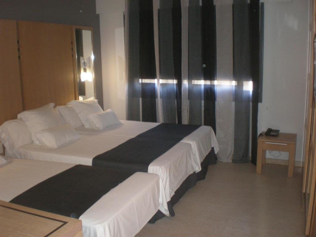 Standard triple chambre Hotel Faro Salazón