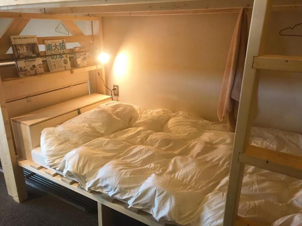 Кровать в общем номере Mad Cat Hostel Osaka & Bar
