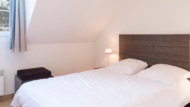 Кровать в общем номере с 2 комнатами Les Jardins de Balnea by Vacancéole