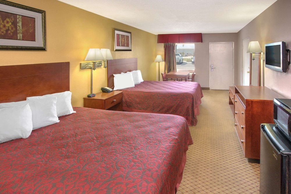 Standard Vierer Zimmer mit Balkon Days Inn by Wyndham Gulfport