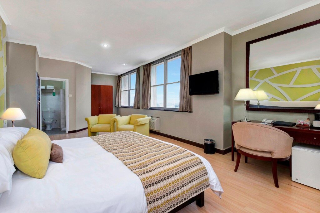 Двухместный люкс c 1 комнатой с видом на город Protea Hotel by Marriott Lusaka Cairo Road