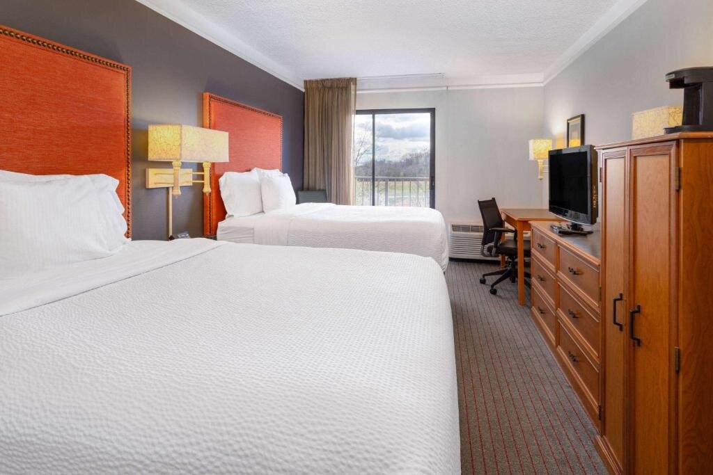 Номер Executive La Quinta Inn & Suites by Wyndham Kingsport TriCities Airport