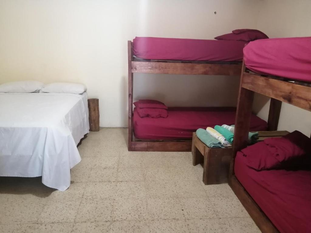 Кровать в общем номере Waterfall Hostel