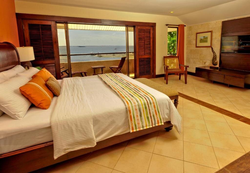 Полулюкс Costabella Tropical Beach Hotel