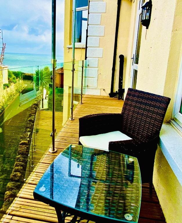 Habitación doble Estándar con balcón y con vista parcial al mar Villa Mentone Hotel