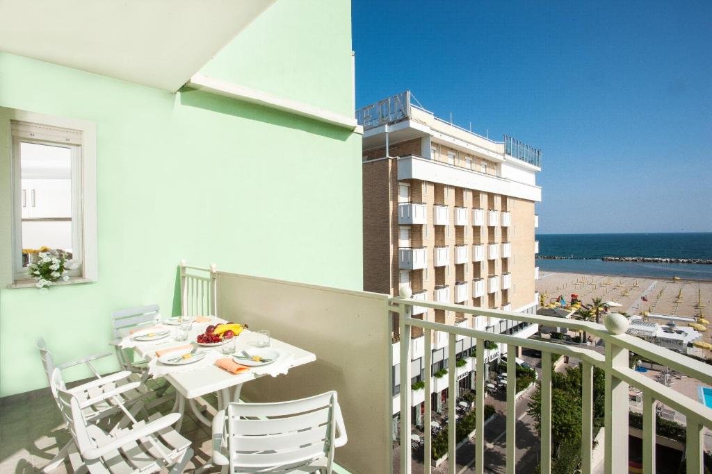 Апартаменты с балконом и с видом на море Beach Residence