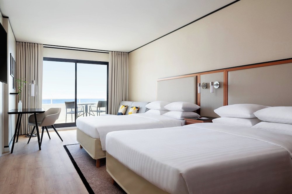 Четырёхместный номер Standard с балконом и с видом на море Riviera Marriott Hotel La Porte De Monaco