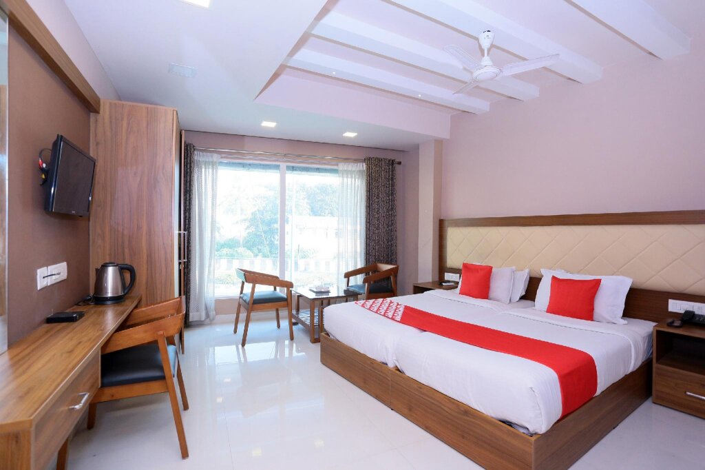 Suite OYO Flagship 25093 Hotel Thamam