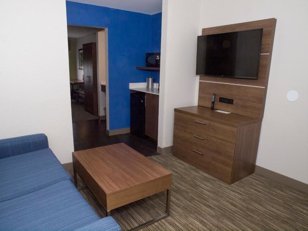 Suite Holiday Inn Express Hotel & Suites Madison, an IHG Hotel