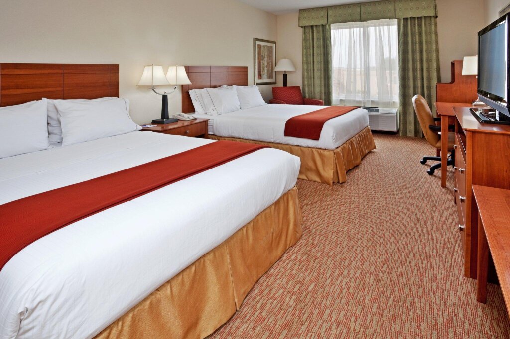 Четырёхместный номер Standard Holiday Inn Express Hotel & Suites Greensboro - Airport Area, an IHG Hotel