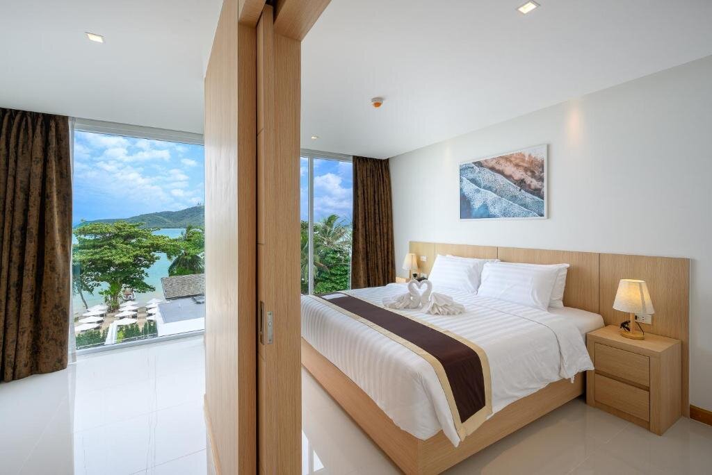Люкс с 2 комнатами с видом на море The Beachfront Hotel Phuket