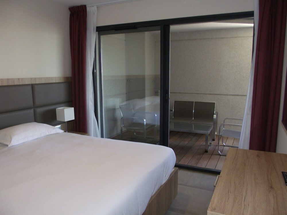 Кровать в общем номере с 2 комнатами Hotel Residence Lido Marana