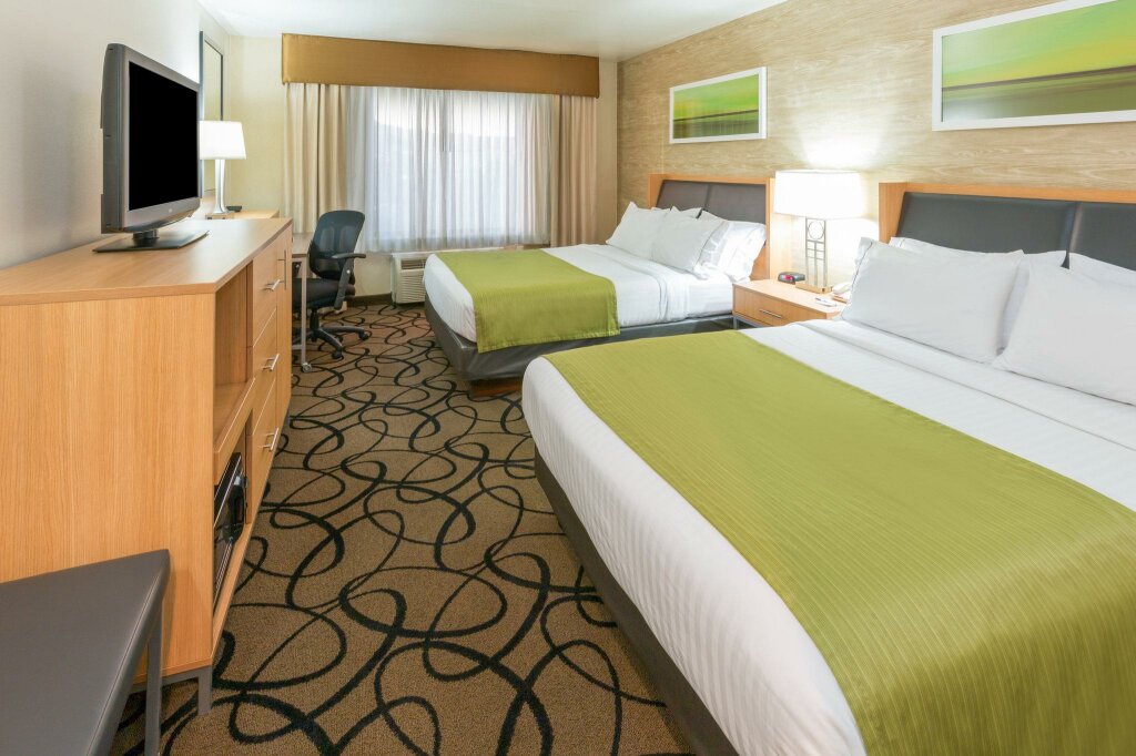 Standard Quadruple room Holiday Inn Express Hotel and Suites