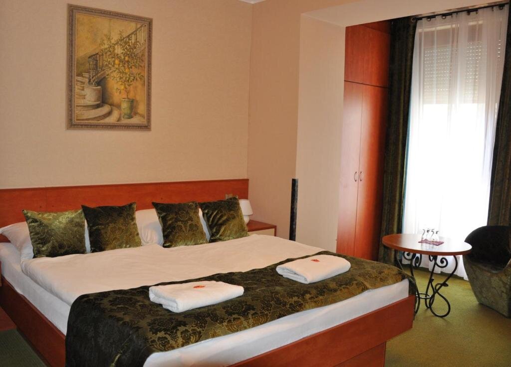 Standard Triple room with balcony Hotel Roudna