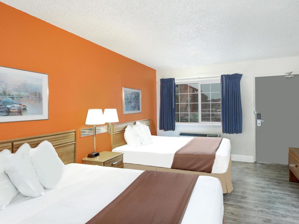 Четырёхместный номер Standard SureStay Hotel by Best Western Seaside Monterey