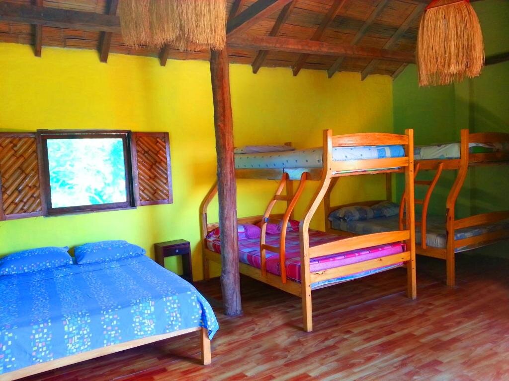 Кровать в общем номере Hostal Mamacucha