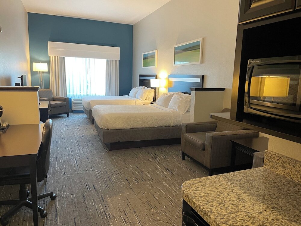 Четырёхместный люкс Holiday Inn Express and Suites Montgomery, an IHG Hotel