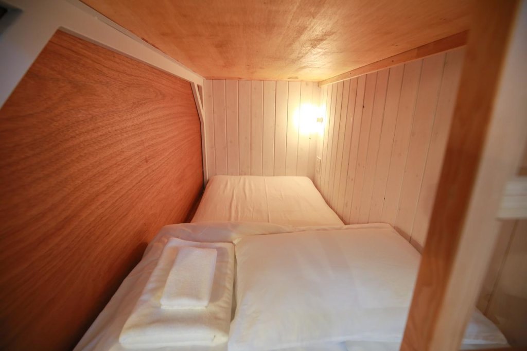 Кровать в общем номере (мужской номер) Tinys Yokohama Hinodecho