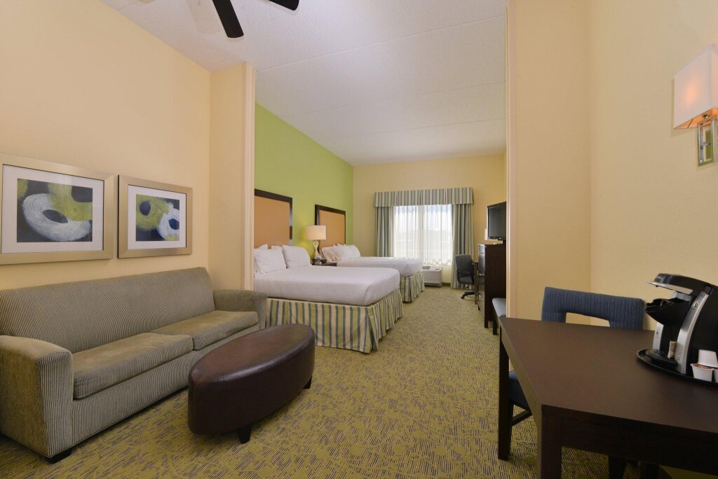 Четырёхместный люкс c 1 комнатой Holiday Inn Express and Suites Dickson City, an IHG Hotel