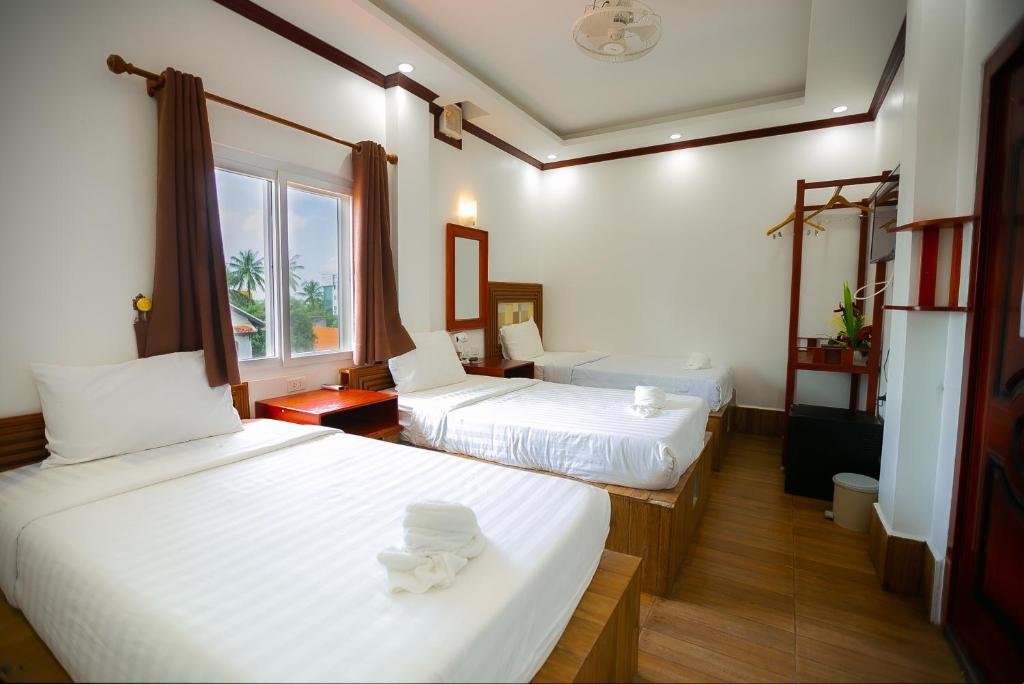Standard Triple room with city view Champion Boutique Hotel