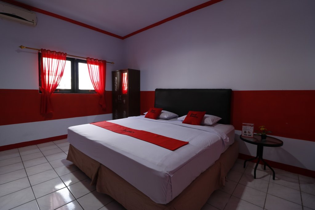 Кровать в общем номере RedDoorz Plus @ Samratulangi Manado