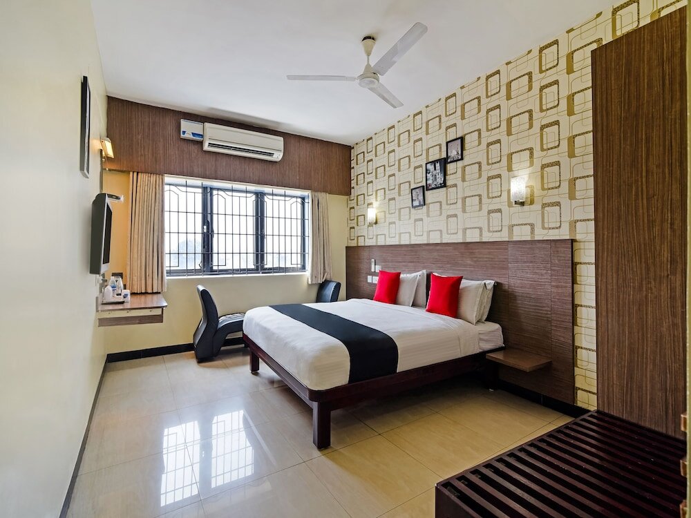 Номер Deluxe Capital O 11563 Hotel Shiva Grand Inn