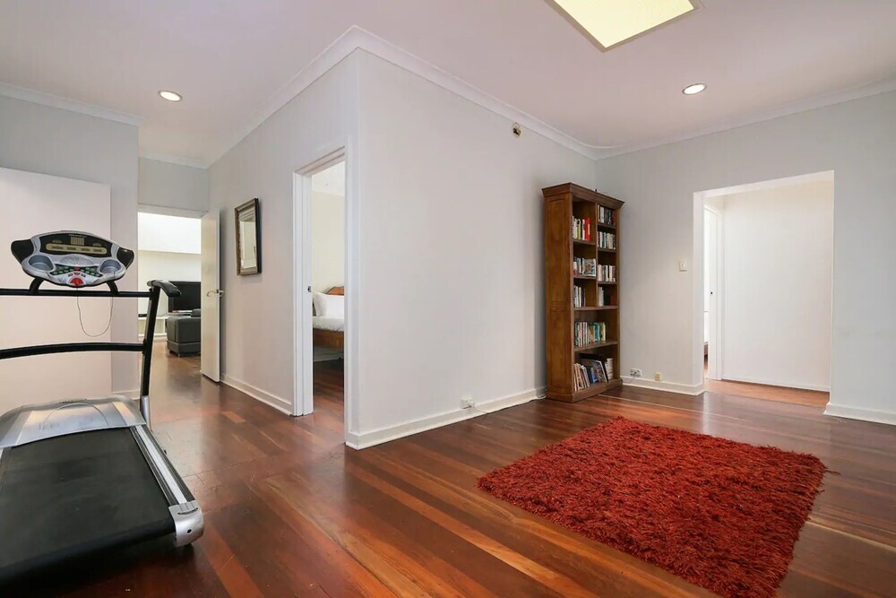 Spacious 5 Bed Home Close To Cottesloe Beach Perth CBD