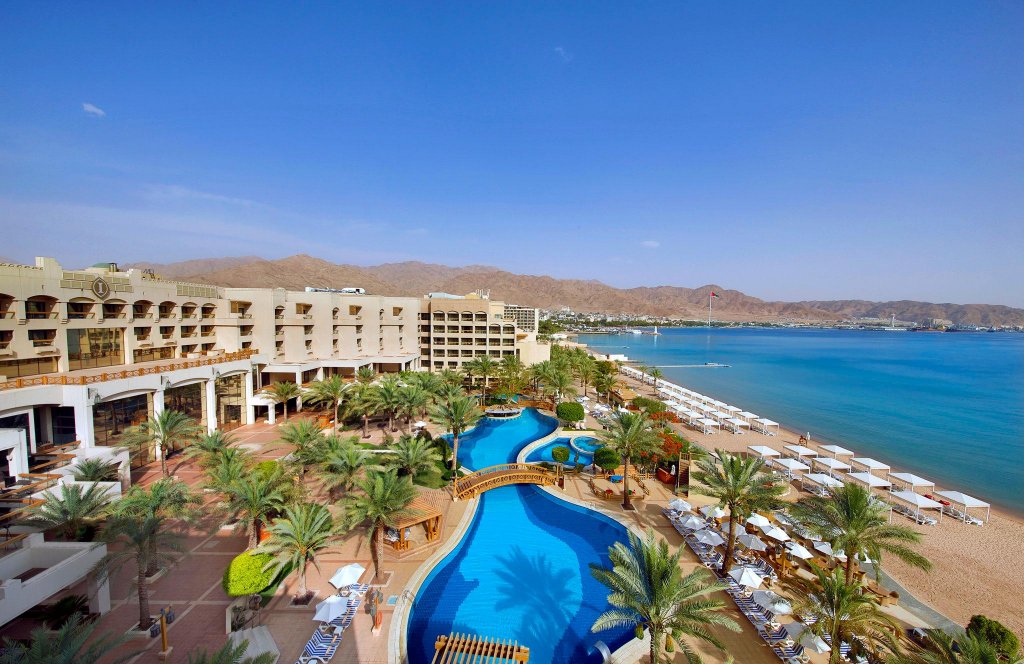 Кровать в общем номере с красивым видом из окна InterContinental Aqaba, an IHG Hotel