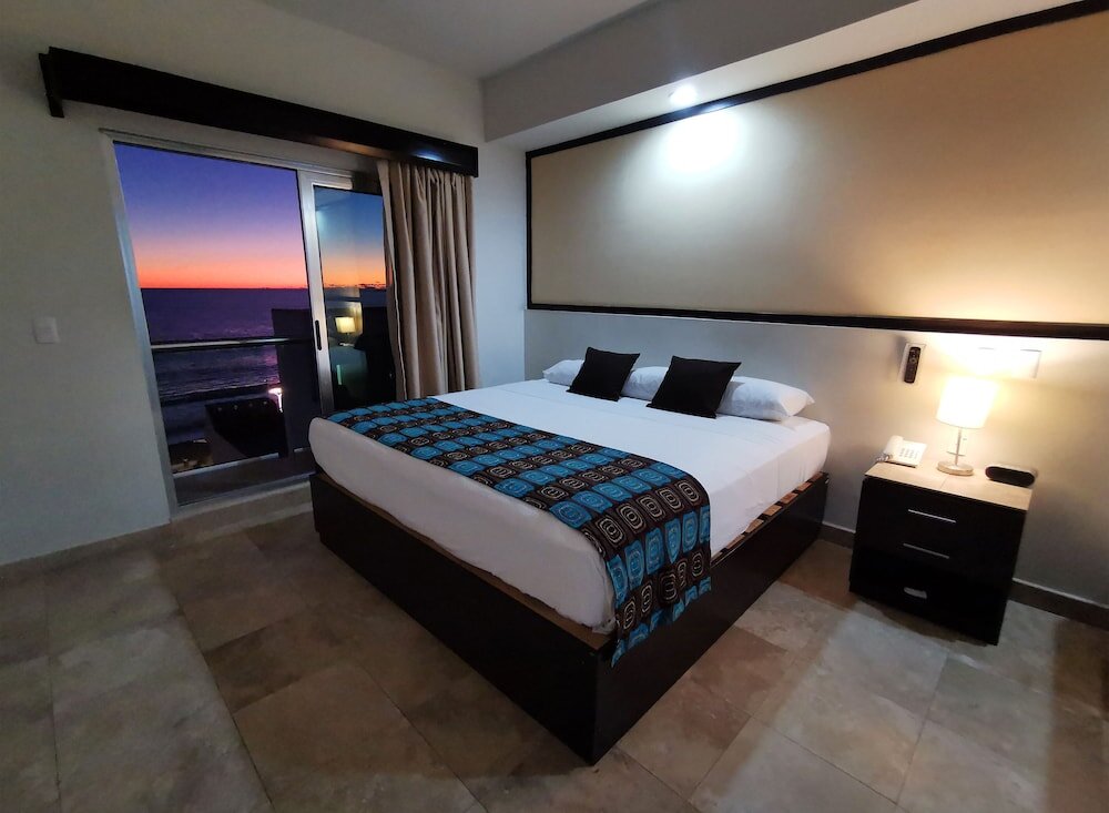 Четырёхместный номер Standard с балконом и с видом на океан Coral Island Beach View Hotel