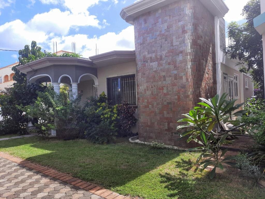 Villa De lujo Cardamon Villa is a 2 bedroom with 1 bathroom and seperate toilet detached house with AC and swimming pool , 5 minutes walk from Flic en Flac public beach