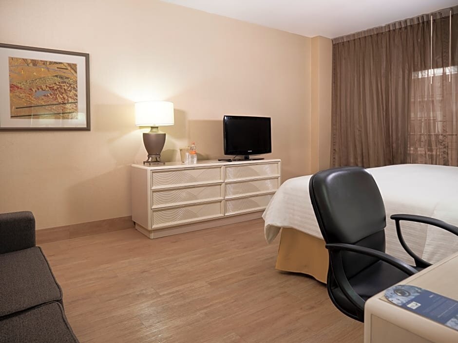 Четырёхместный люкс с 2 комнатами Holiday Inn Express Torreon, an IHG Hotel