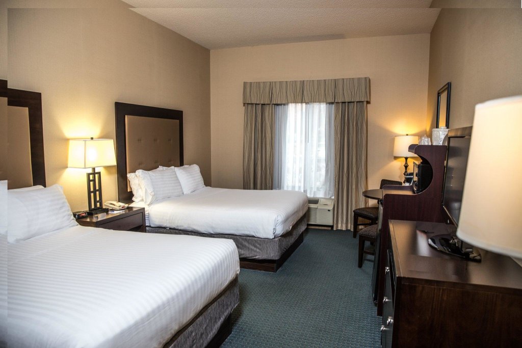 Четырёхместный номер Standard Holiday Inn Express Hotel & Suites - Novi, an IHG Hotel