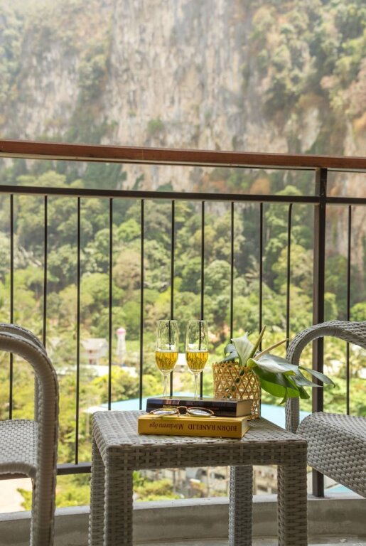 Номер Deluxe с балконом и с красивым видом из окна Sea Seeker Krabi Resort - SHA Extra Plus
