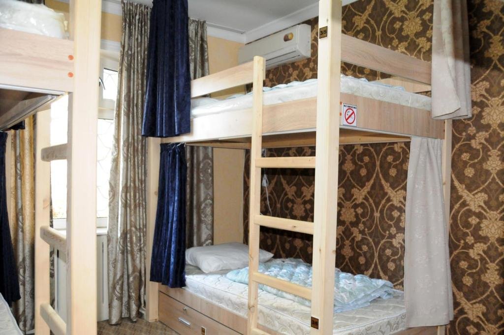 Кровать в общем номере (мужской номер) Хостел и апартаменты Art Anor