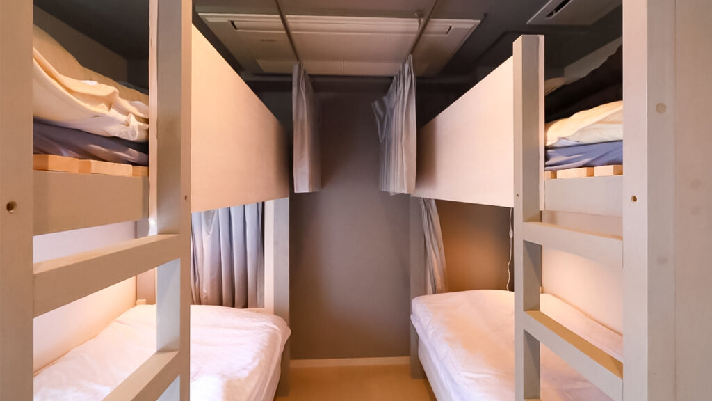 Кровать в общем номере (женский номер) Iwatoyama Hostel